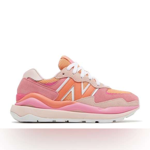Women’s New Balance 57/40 Valentine’s Day - Picture 2 of 15